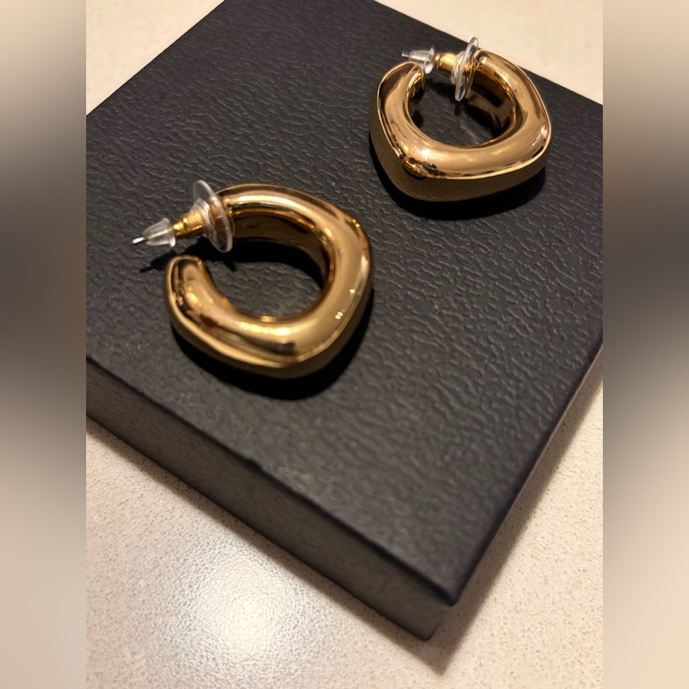 High quality Goldtone Chunky Hoop Earrings - Elegant Women's Jewelry